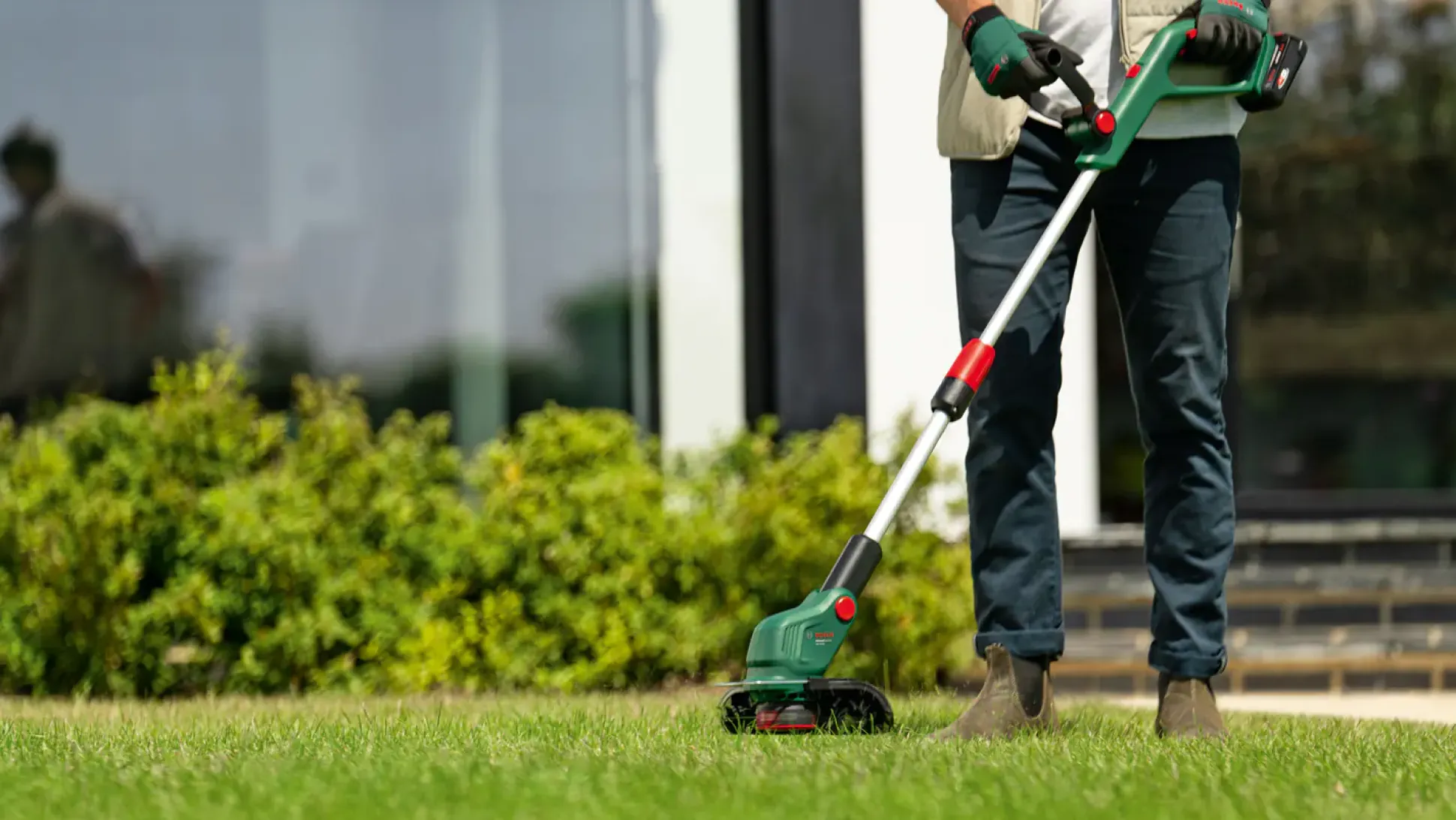 Bosch Akku Rasentrimmer UniversalGrassCut 18V-26 inkl. Akku & Ladegerät 26 cm Schnittkreis
