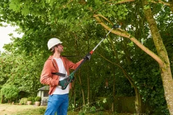 Bosch Akku-Teleskop-Hochentaster UniversalChainPole 18 Solo inkl. Kettensägenöl & Sägekette