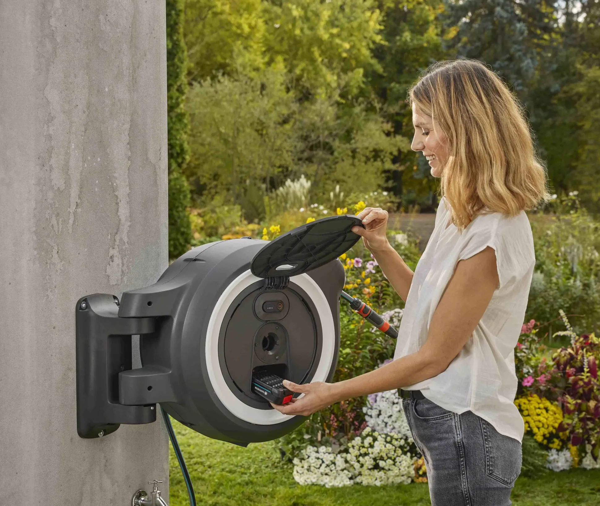 Gardena Akku-Wand-Schlauchbox PowerRoll XL solo mit 35 m Schlauch
