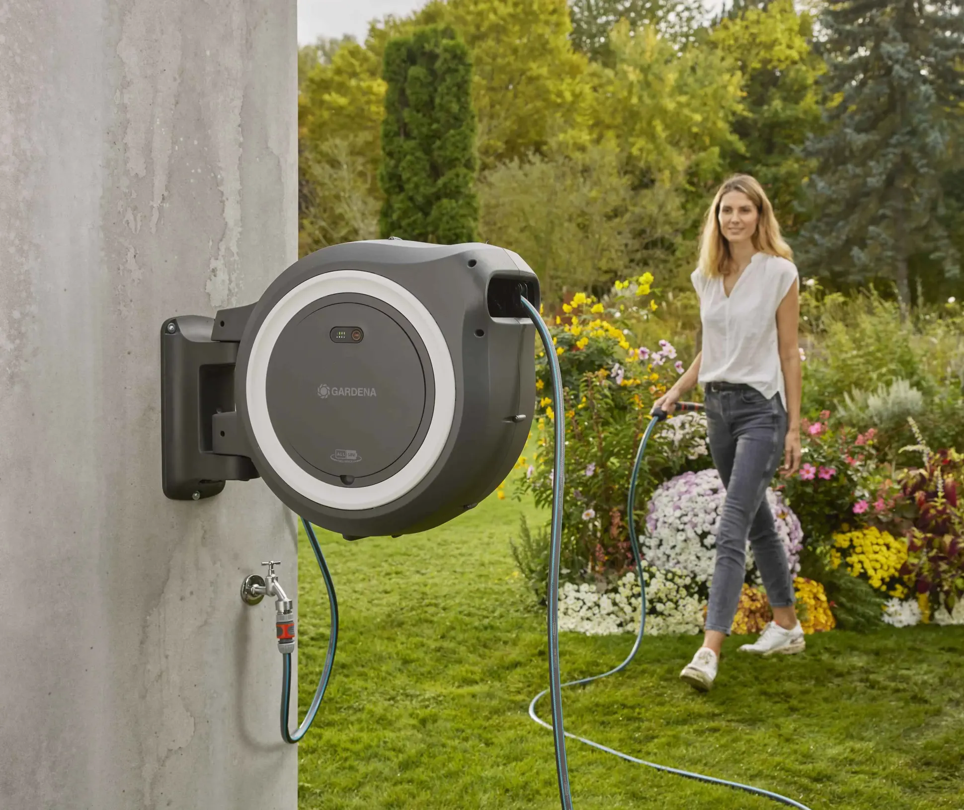 Gardena Akku-Wand-Schlauchbox PowerRoll XL solo mit 35 m Schlauch