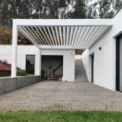 Lamellen Terrassenüberdachung 480 x 360,8 x 266 cm weiß