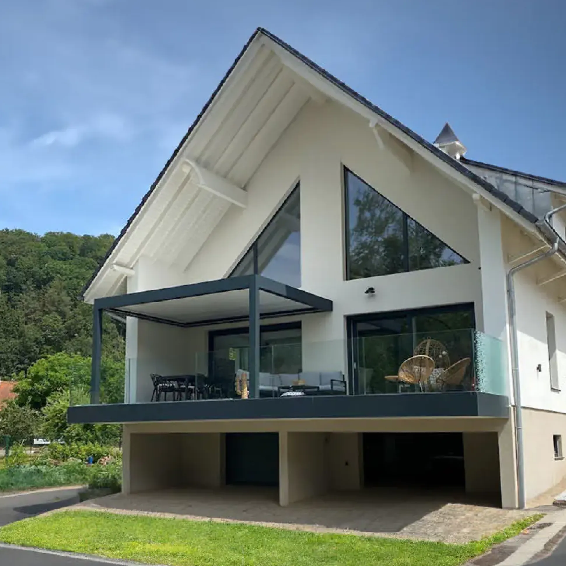 Lamellen Terrassenüberdachung 480 x 360,8 x 266 cm grau/weiß