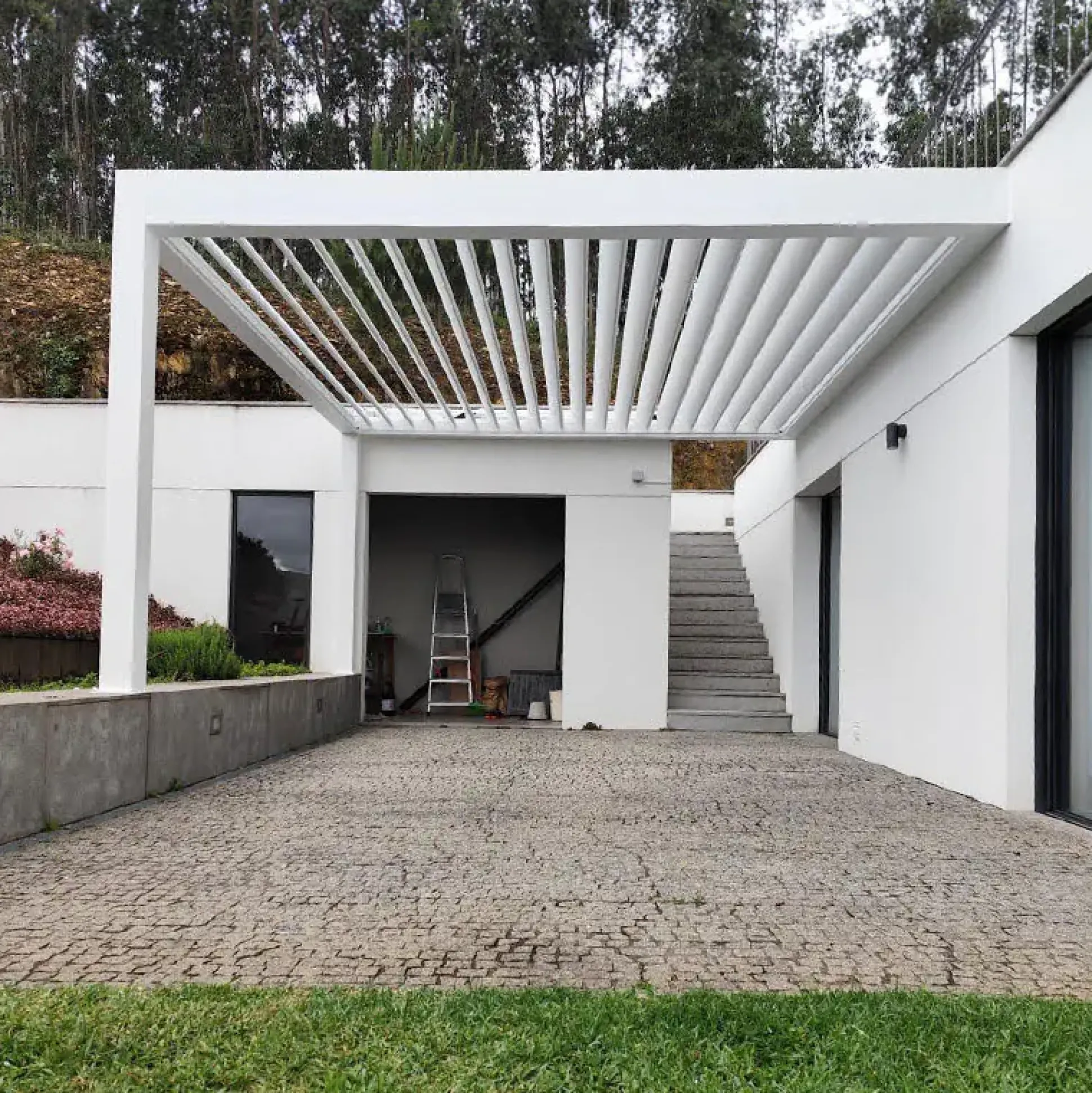 Lamellen Terrassenüberdachung 400 x 400,3 x 266 cm weiß