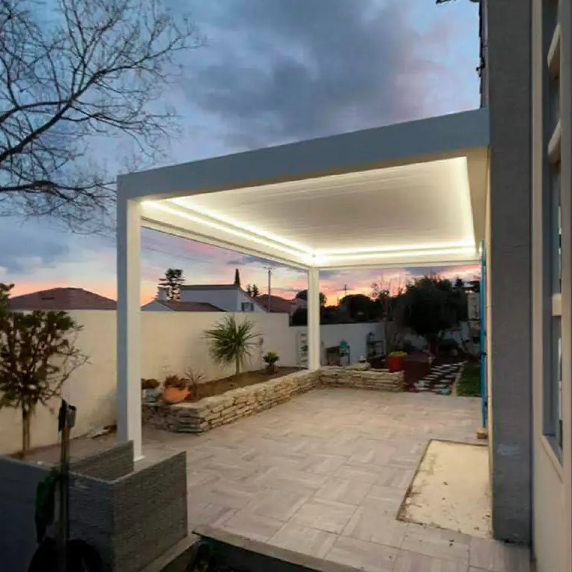 Lamellen Terrassenüberdachung 400 x 400,3 x 266 cm weiß