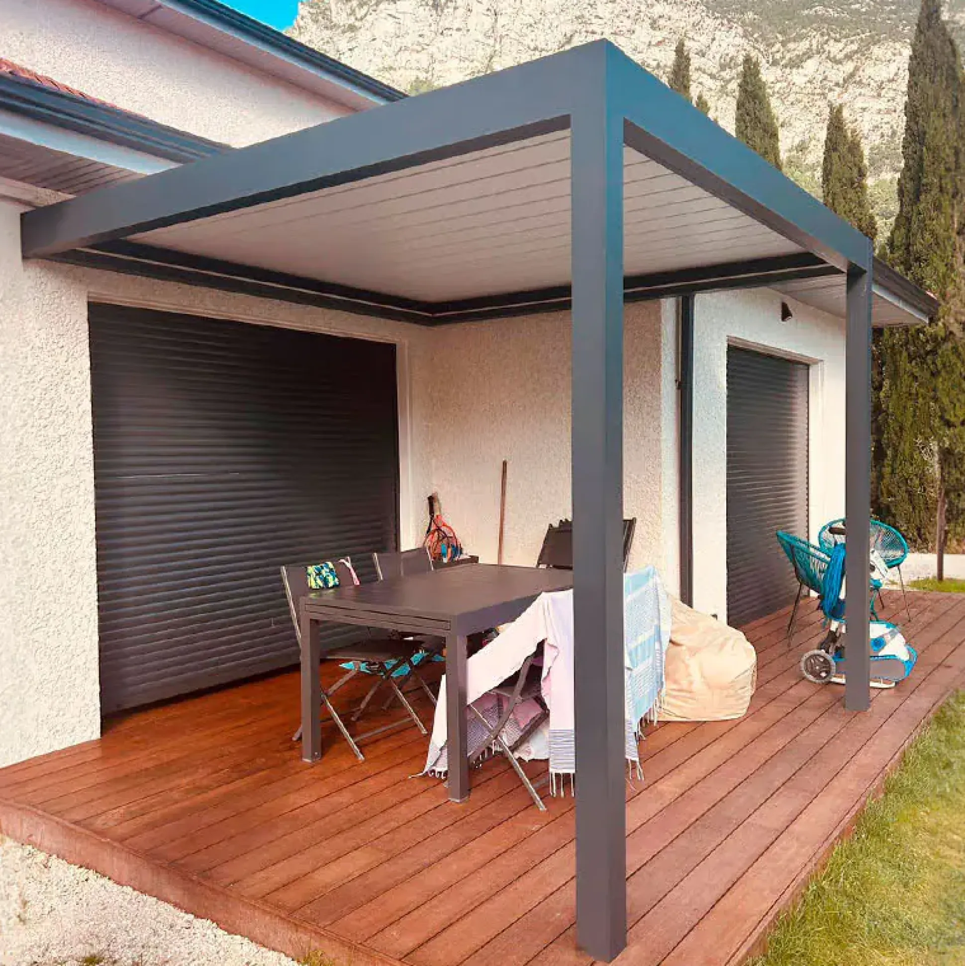 Lamellen Terrassenüberdachung 400 x 341 x 266 cm grau/weiß