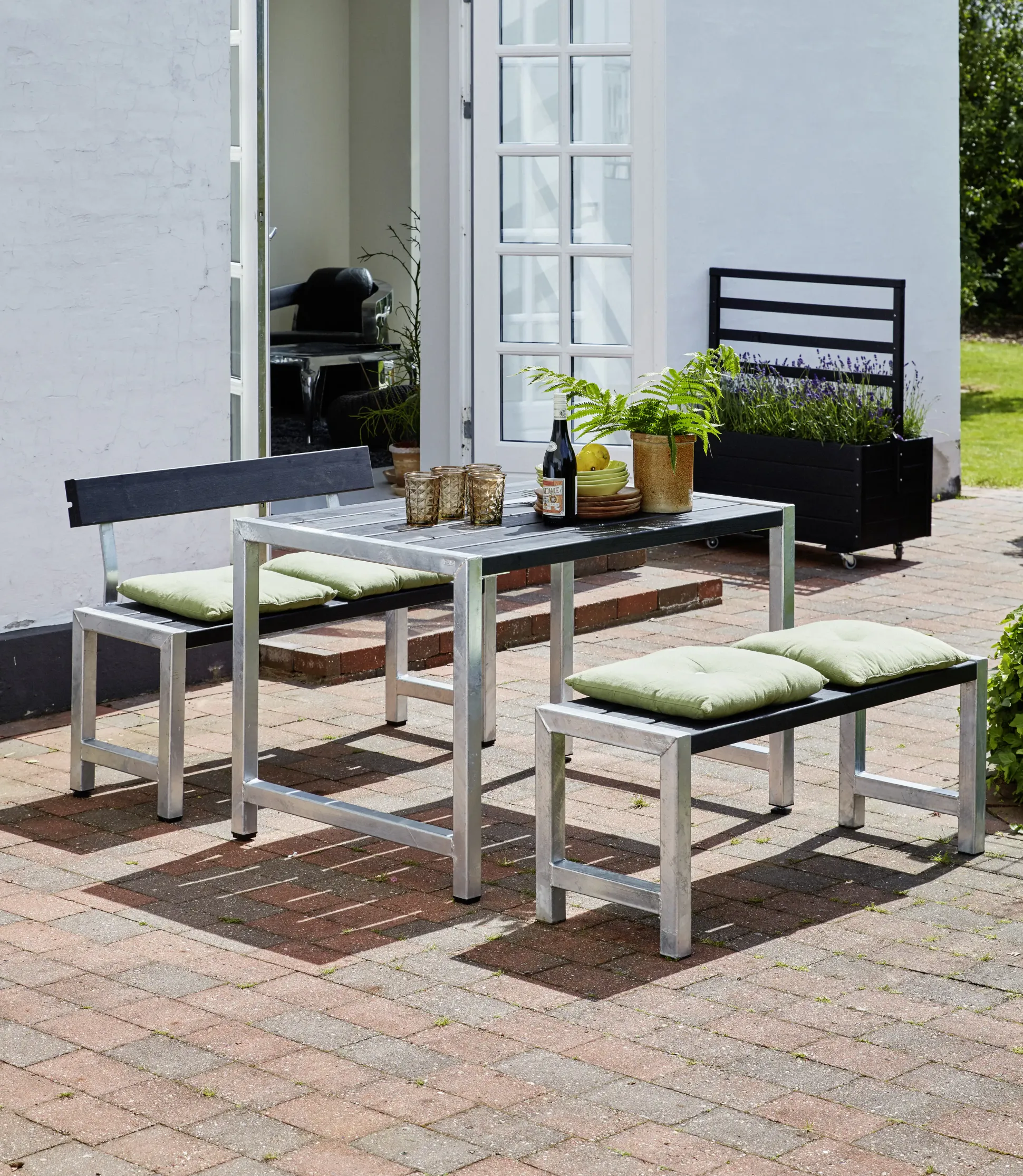 Plus Cafegarnitur Tisch und 2 Bänke & 1 Rückenlehne RAL 9005 Schwarz