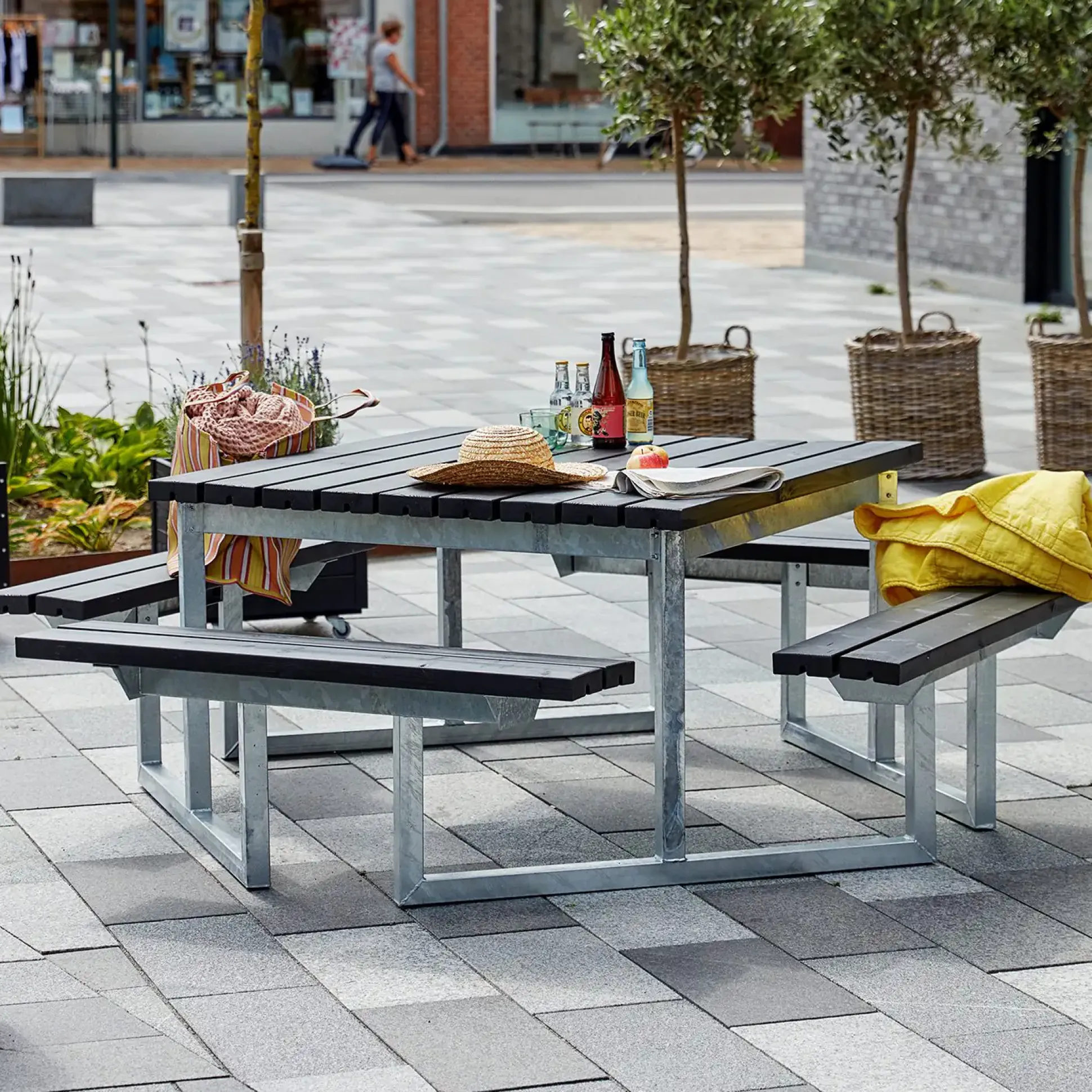 Plus Picknicktisch Twist Stahl-Holz 204 x 204 x 73 cm schwarz