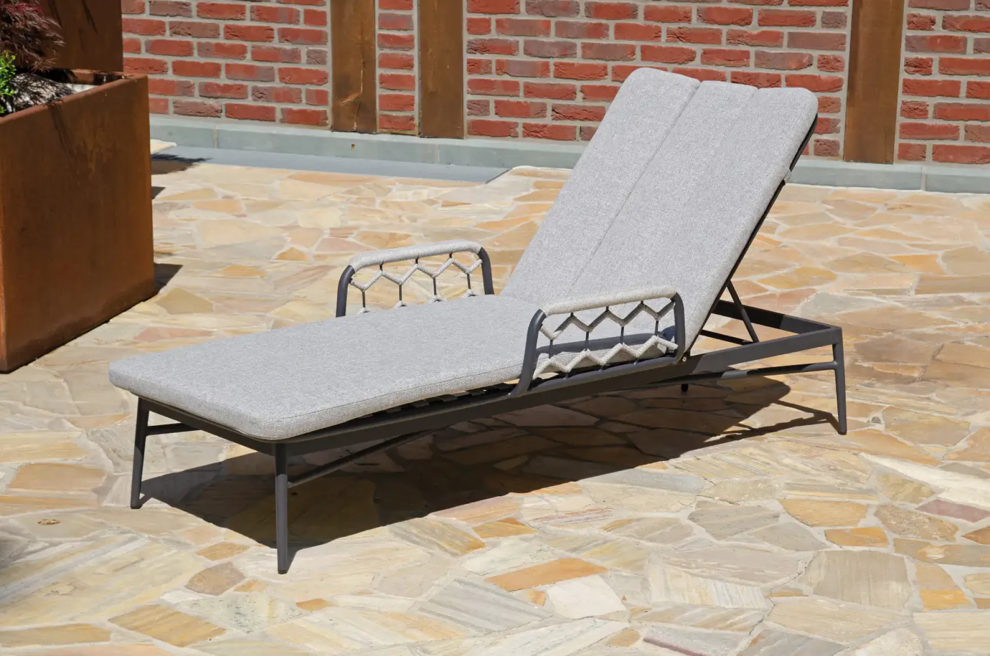 Sunny Smart Liege + Beistelltisch Yale silbergrau