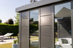 Telluria Gerätehaus Classico Lounge S mit Fenstern 3024 links granitgrau 582 x 238 cm