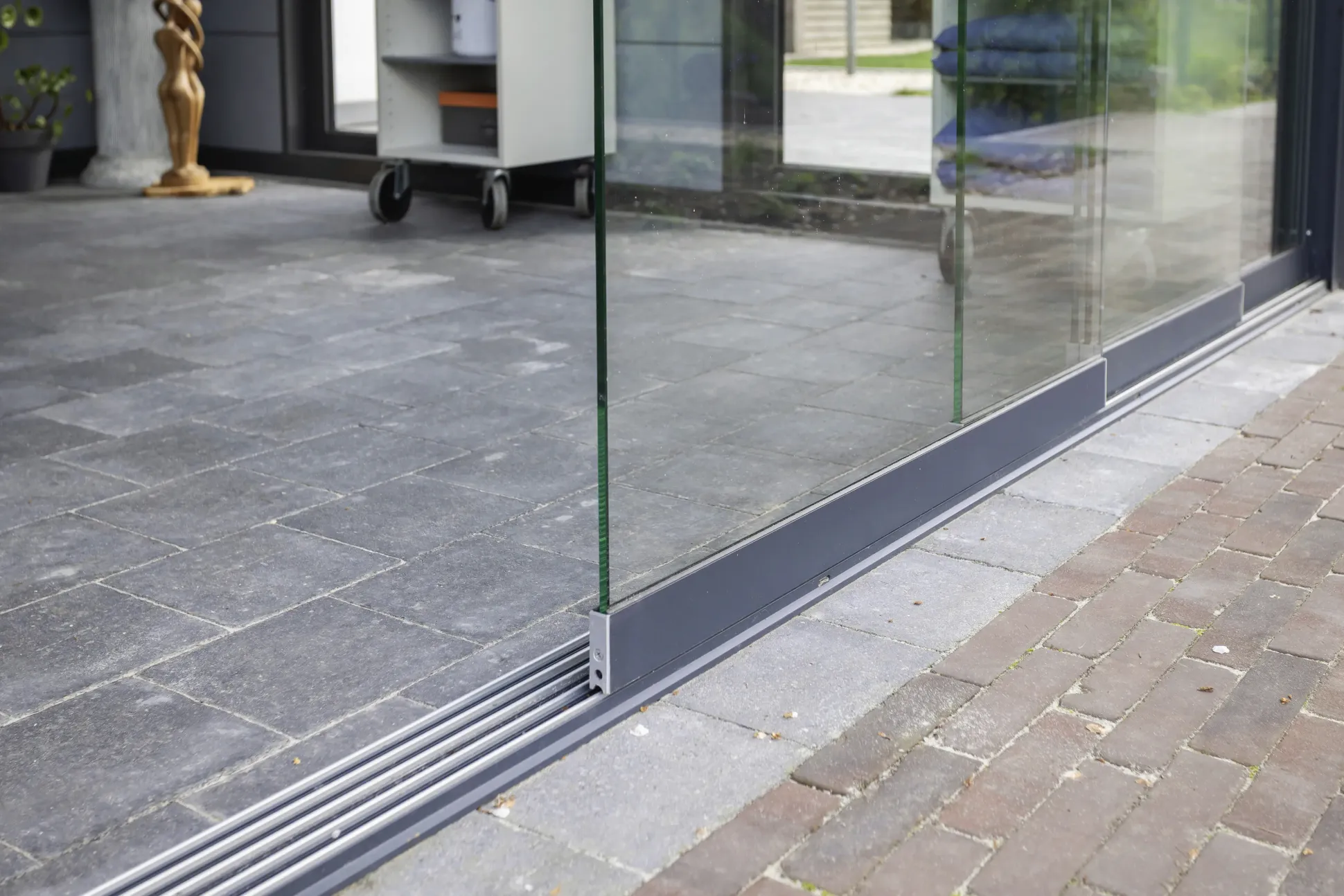 Telluria Glasschiebewand für Lounge Large schwarz